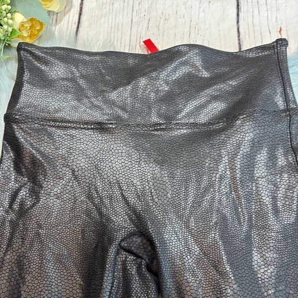 Spanx Faux Leather Pebbled High Waisted Black Leggings sz S - Picture 4 of 10
